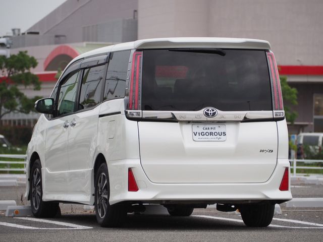 TOYOTA NOAH 2018