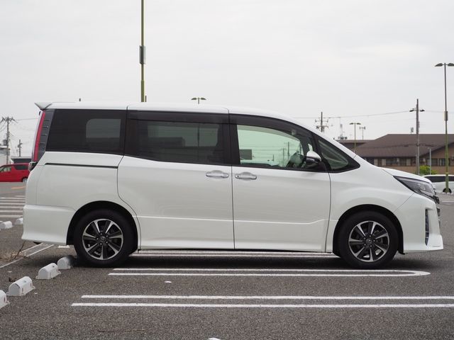 TOYOTA NOAH 2018