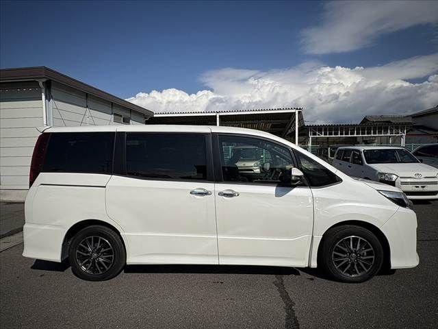 TOYOTA NOAH 2017
