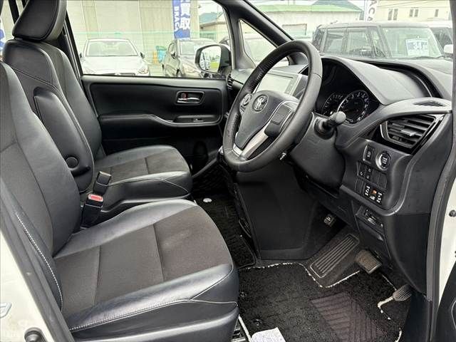 TOYOTA NOAH 2017