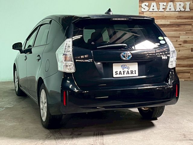 TOYOTA PRIUS Alpha 2012