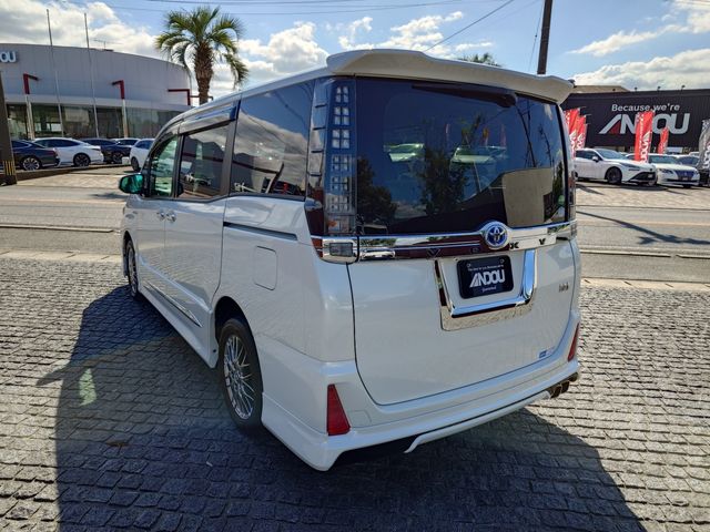 TOYOTA VOXY HYBRID 2016