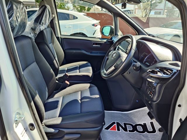 TOYOTA VOXY HYBRID 2016