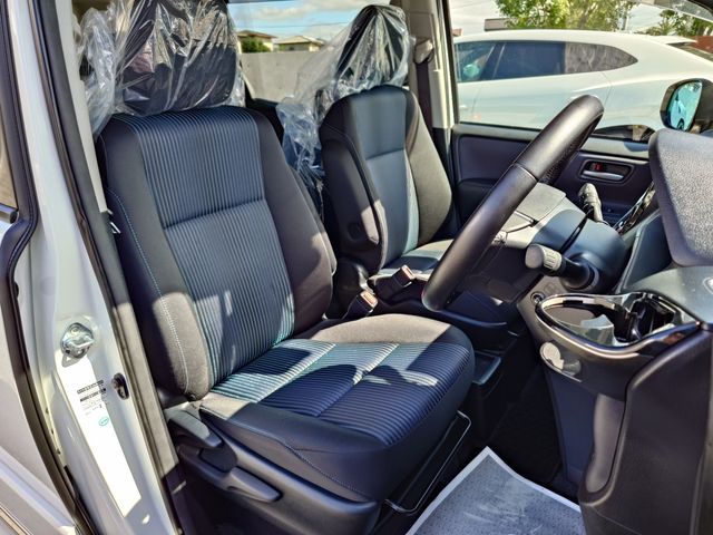 TOYOTA VOXY HYBRID 2016