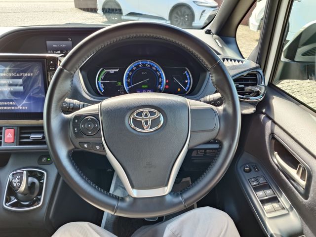 TOYOTA VOXY HYBRID 2016