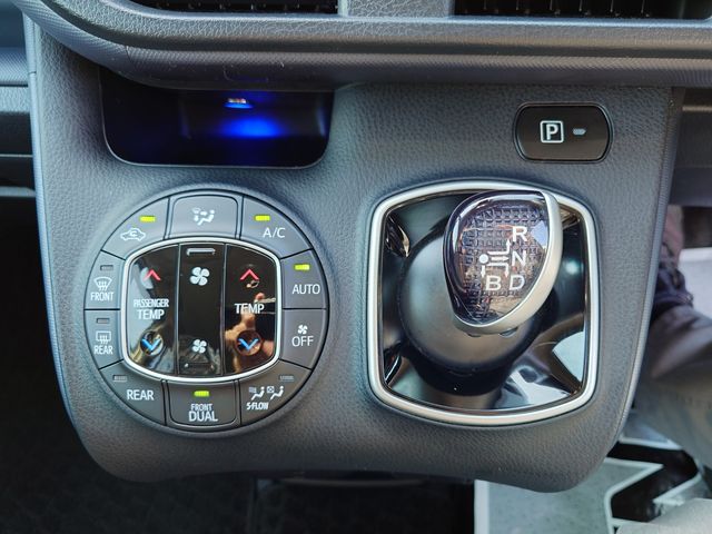 TOYOTA VOXY HYBRID 2016