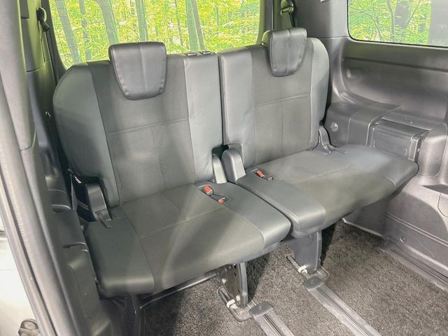 TOYOTA NOAH HYBRID 2017