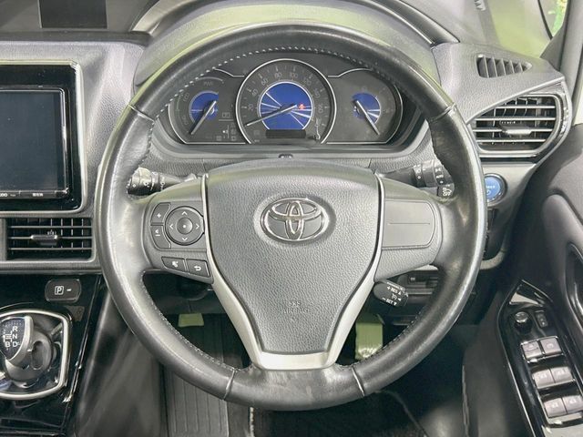 TOYOTA NOAH HYBRID 2017