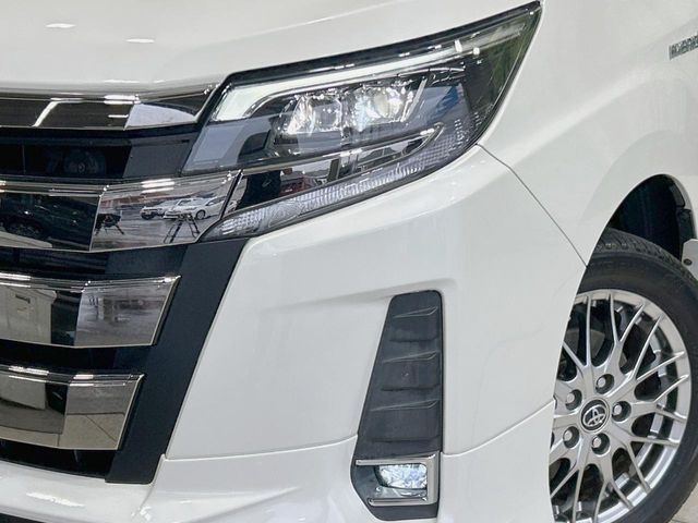 TOYOTA NOAH HYBRID 2017