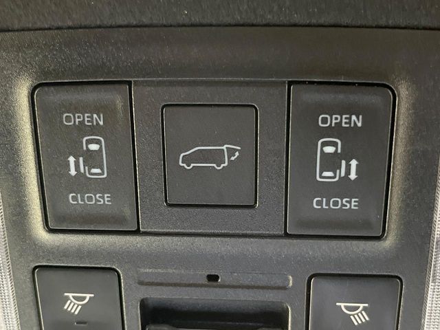 TOYOTA VOXY HYBRID 2023