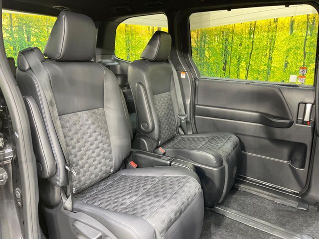 TOYOTA VOXY HYBRID 2023