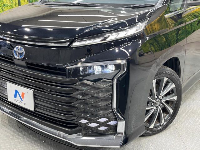 TOYOTA VOXY HYBRID 2023