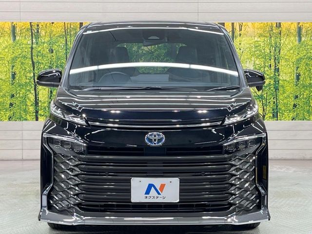 TOYOTA VOXY HYBRID 2023