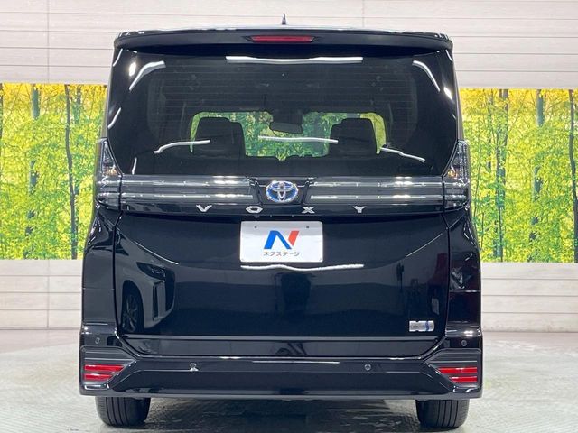 TOYOTA VOXY HYBRID 2023