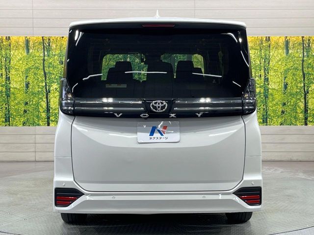 TOYOTA VOXY 2022