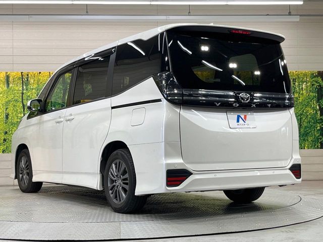 TOYOTA VOXY 2022