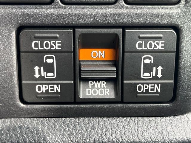 TOYOTA NOAH HYBRID 2018