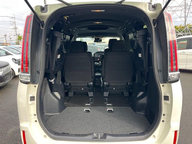 TOYOTA NOAH HYBRID 2018