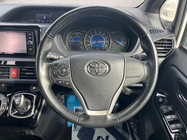 TOYOTA NOAH HYBRID 2018