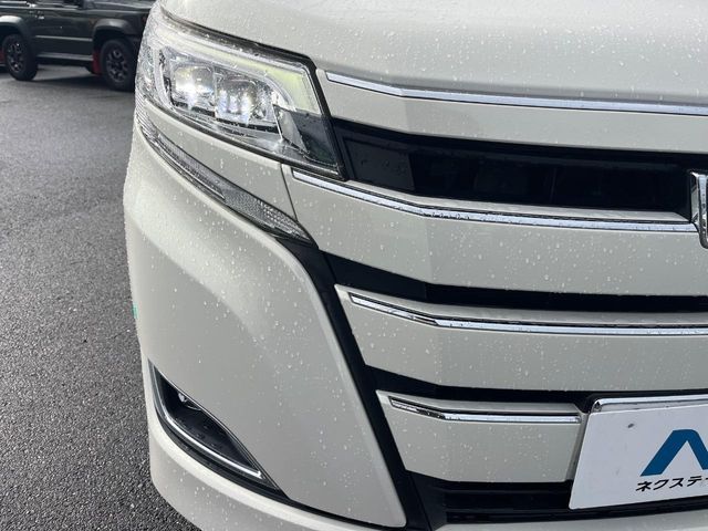 TOYOTA NOAH HYBRID 2018