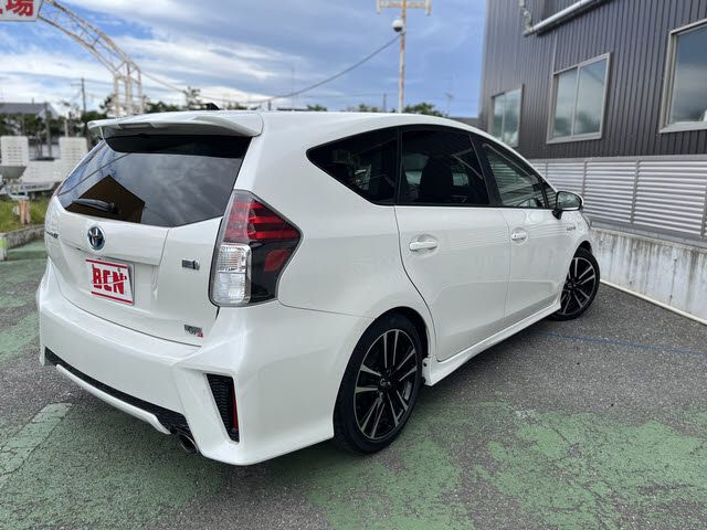 TOYOTA PRIUS Alpha 2016