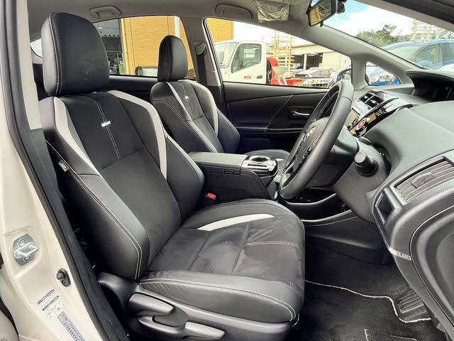 TOYOTA PRIUS Alpha 2016