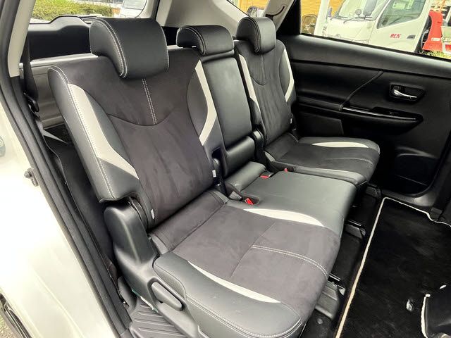 TOYOTA PRIUS Alpha 2016