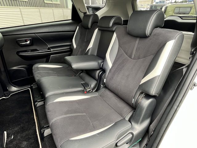 TOYOTA PRIUS Alpha 2016