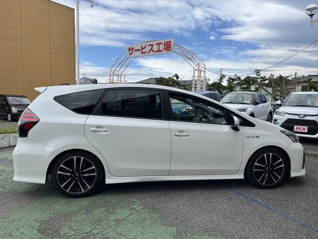 TOYOTA PRIUS Alpha 2016