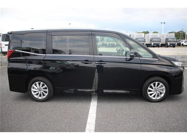 TOYOTA NOAH HYBRID 2023