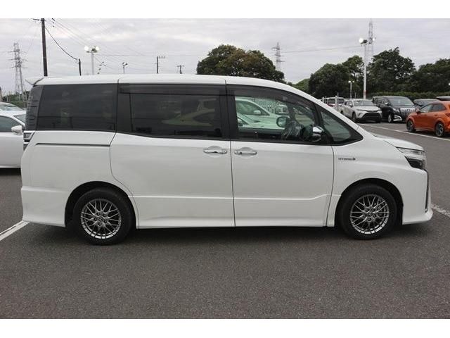 TOYOTA VOXY HYBRID 2019