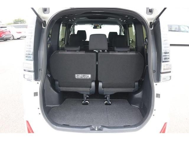 TOYOTA VOXY HYBRID 2019