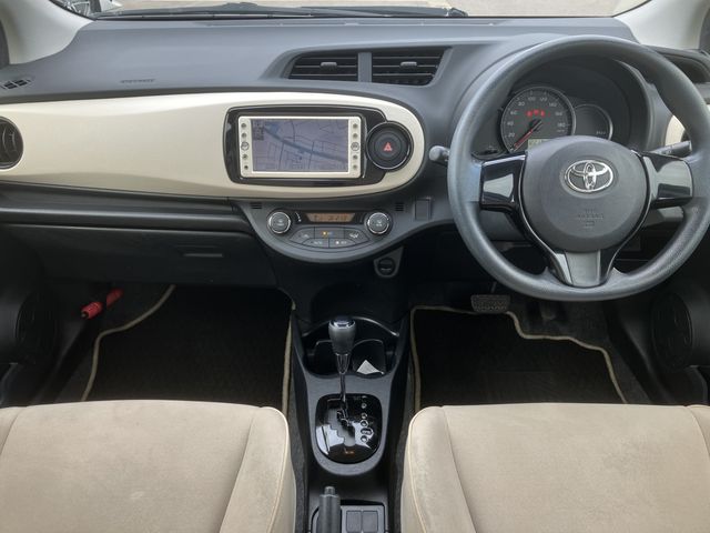 TOYOTA VITZ 2013