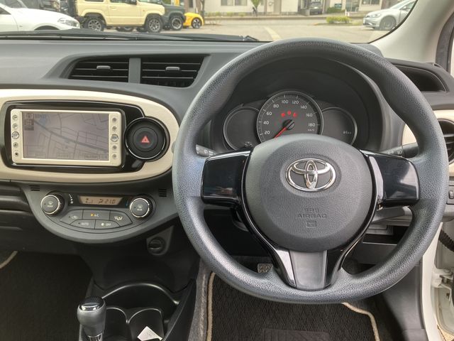 TOYOTA VITZ 2013