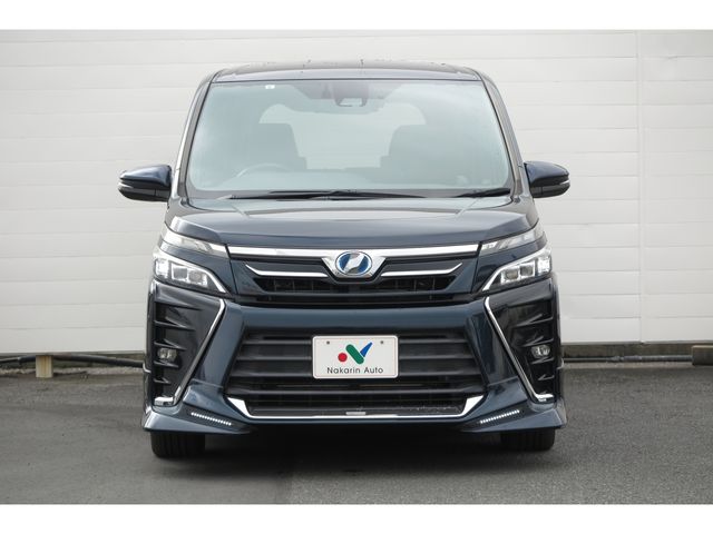 TOYOTA VOXY HYBRID 2017