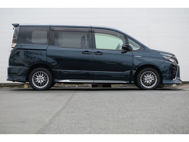 TOYOTA VOXY HYBRID 2017