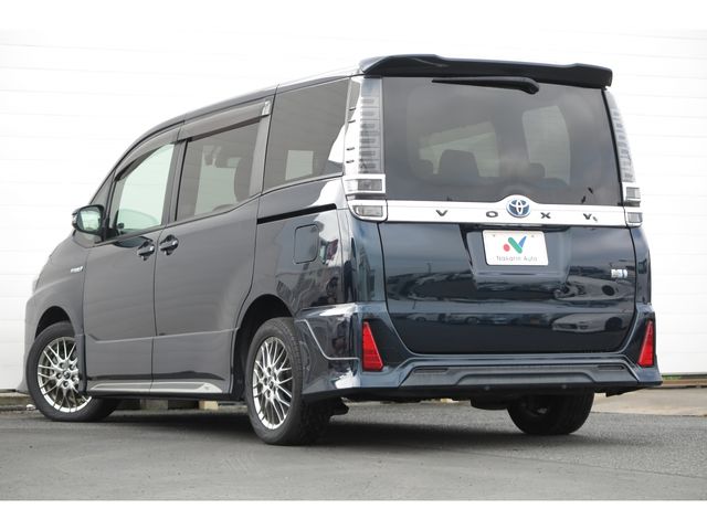 TOYOTA VOXY HYBRID 2017