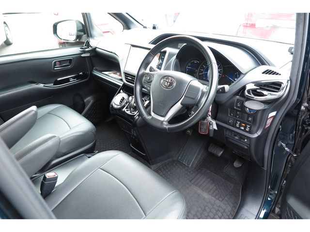 TOYOTA VOXY HYBRID 2017