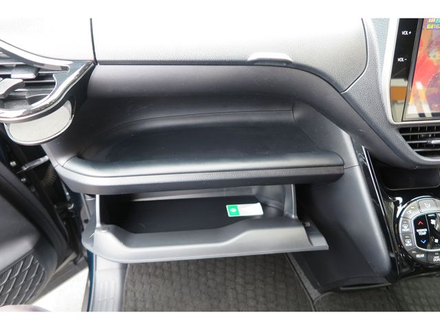 TOYOTA VOXY HYBRID 2017