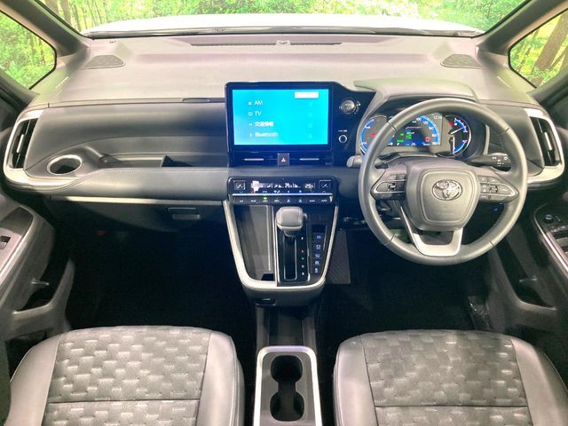 TOYOTA VOXY HYBRID 2023