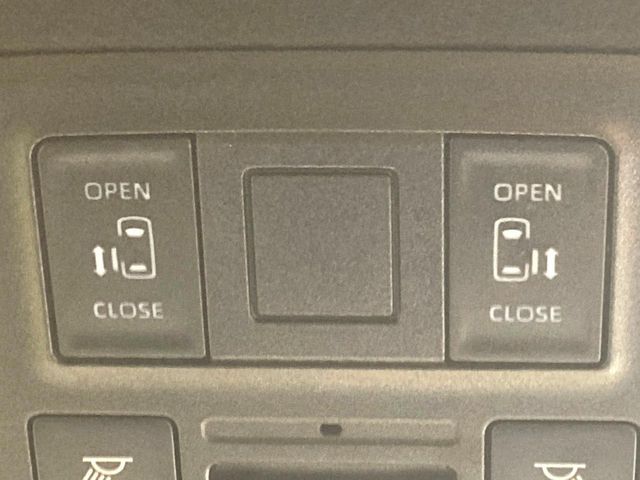 TOYOTA VOXY HYBRID 2023