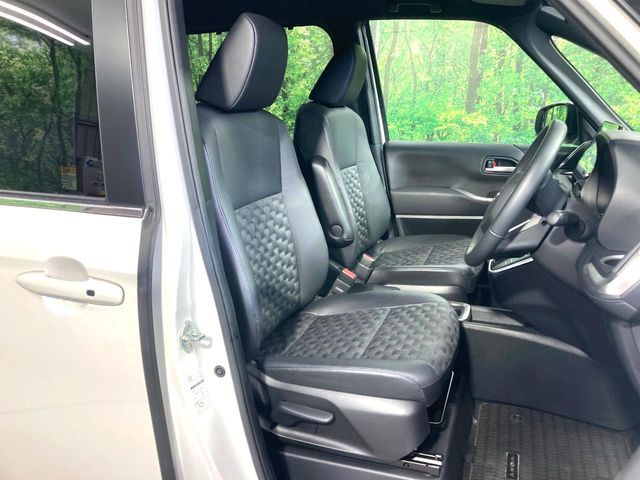 TOYOTA VOXY HYBRID 2023