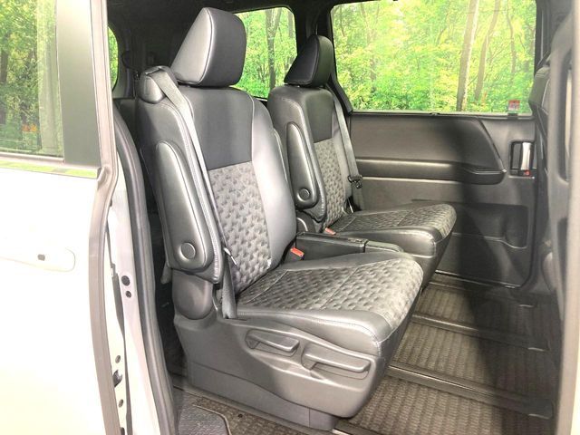 TOYOTA VOXY HYBRID 2023