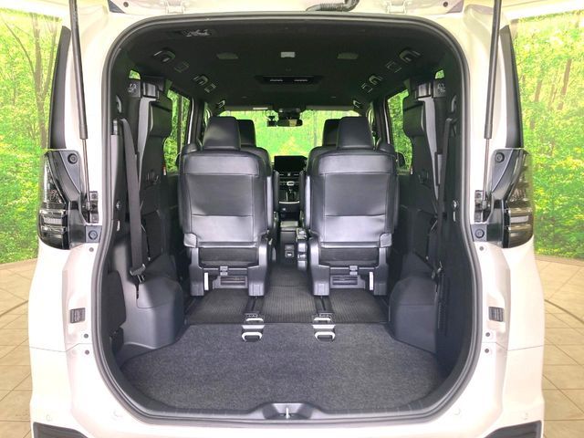 TOYOTA VOXY HYBRID 2023