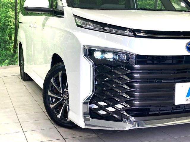 TOYOTA VOXY HYBRID 2023