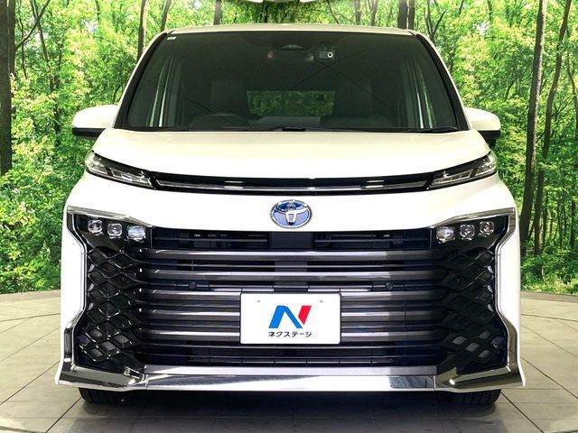 TOYOTA VOXY HYBRID 2023