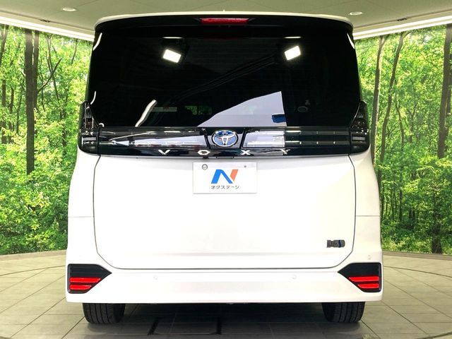 TOYOTA VOXY HYBRID 2023