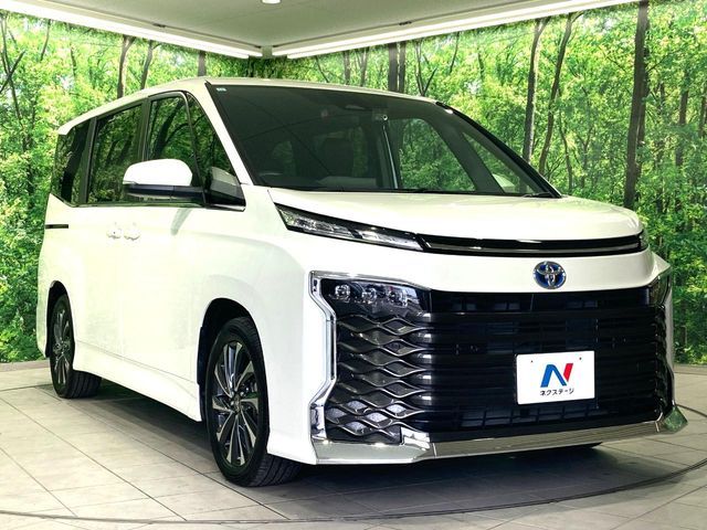 TOYOTA VOXY HYBRID 2023