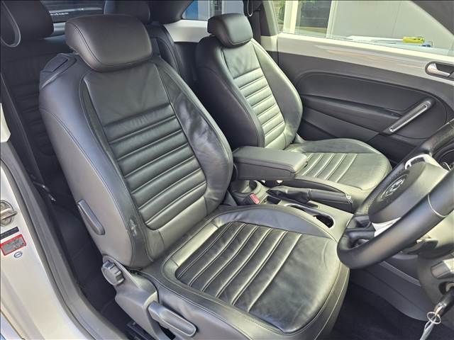 VOLKSWAGEN VOLKSWAGEN The BEETLE 2012