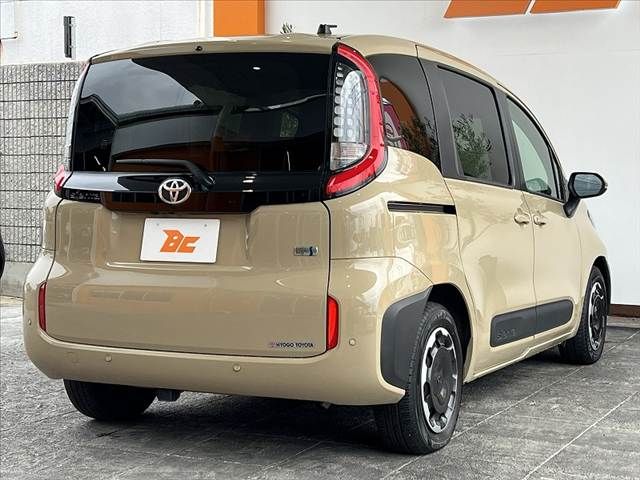 TOYOTA SIENTA HYBRID 2022